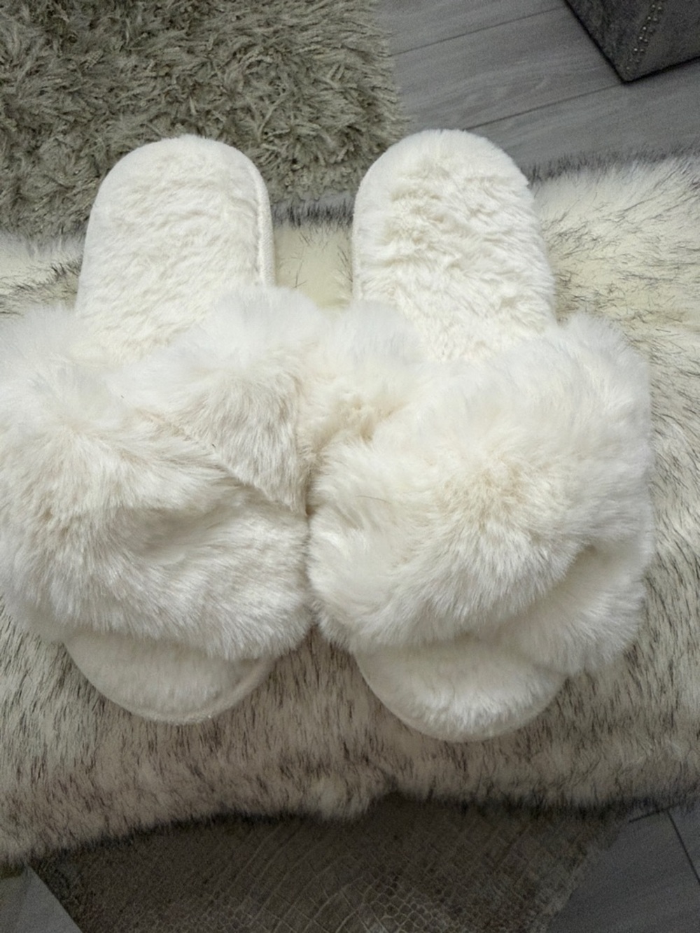 Cozy Plush Faux Fur Slide Slippers in Cream